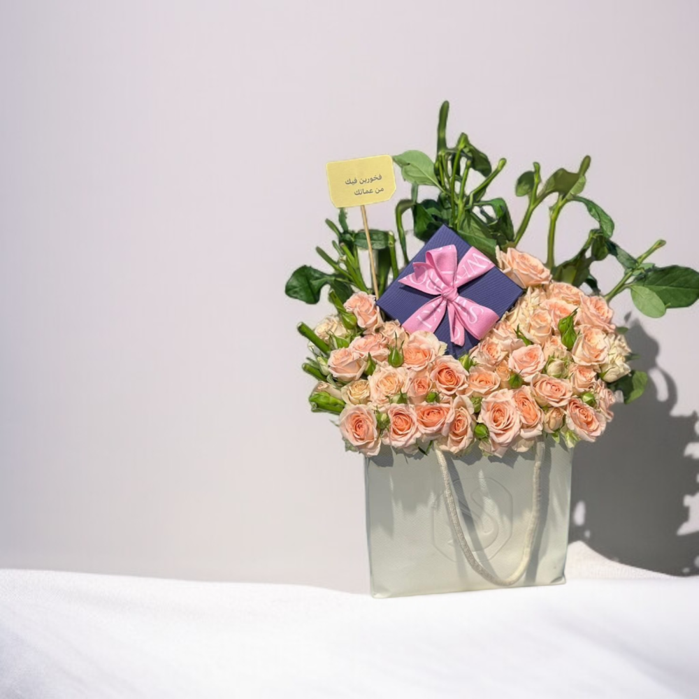 ورد خوخي في حقيبة هدايا