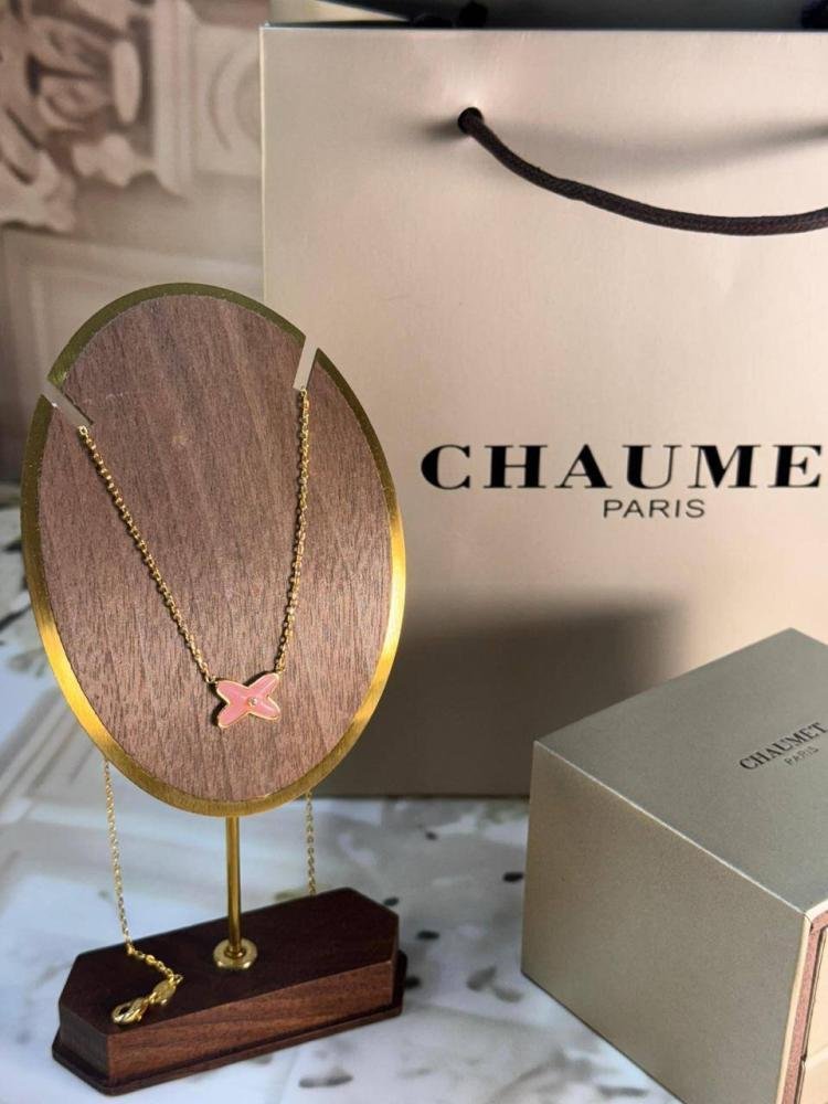 قلادة الفراشة الوردية