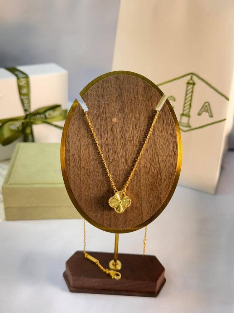 قلادة وردة الذهبية من فان كليف