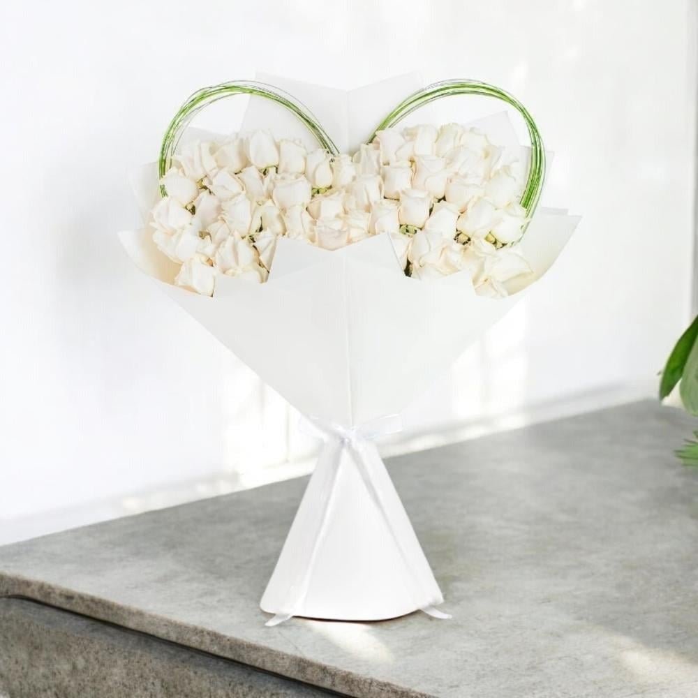 عهد - باقة ورد ابيض على شكل قلب