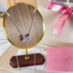 عقد بجعة من سواروفسكي